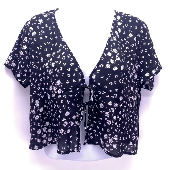 NEW Liberty Love Black and White Floral Tie Front Top Size Medium - Picture 1 of 8